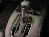CVT車のセレクトレバーです。低速から高速まで、変速ショックのないスムーズな走りと、エンジン効率のよい領域を維持して燃費にも貢献します。サイドブレーキはスイッチ操作の電子制御パーキングブレーキです。