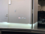 【ヘッドアップディスプレイ】速度等の運転に必要な情報がフロントガラスに表示されるので、視線を前方からずらさず確認できます。
