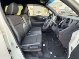 運転席&助手席★シートはブラック色で落ち着いた雰囲気です★