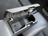 肘置きにもなるセンターコンソールボックス☆収納にもお使いいただけます♪