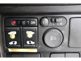 乗り降りラクラクな両側パワースライドドアが装備されてます。運転席からもリモート操作が可能です。外からはリモコンキーで開閉することができます。巻き込み防止機能もありますので安心です。
