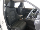【清潔感のある運転席&助手席】隅々までクリーニングの行き届いた運転席&助手席。目立ったシミや汚れ等もございません。快適なドライブをどうぞ。