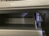 グローブボックス内のカードの取り出しもしやすい場所にETCがついています。高速道路の料金所の通過もラクラクです!。