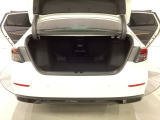 ラゲッジも広く使いやすいトランクは、開口部も広く荷物の積み下ろしもしやすいお車となっております。リアシートの背もたれは6:4の割合で分割して可倒できるので、長いお荷物などを載せることもできます。