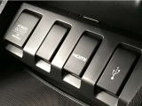 HDMIポート、USBポートが装備されております。HDMIポートを他の機器と繋げることによって、モニターへ映像を流すことができます。