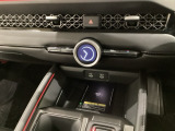 センターコンソールにはワイヤレス充電器を装備してます。Qi(チー)規格対応のスマートフォンなどを置くだけでワイヤレスで充電可能です。またスマートフォンの充電可能なUSB端子なども別途装備しています。