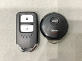 スマートキーを装備しています。鍵を差し込むことなくドアロックの開け閉めと、スタートボタン操作でのエンジンスタートができます。スペアキーも同じものを用意しております。