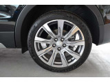 245/45R20 プラチナムグレード専用の純正9本スポーク20アルミホイールを装着致します。