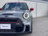 フロントマスクはどこからみてもMINIとわかるスタイルです