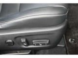 【パワーシート】無段階でシートポジションの調整が可能です。運転しやすいベストポジションを見つけて、快適なドライブを楽しんでください。