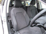 長時間運転しても疲れにくい、固めのシートを採用しています。
