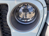 初代JEEP WILLYSからインスピレーションを得た丸目ライトとボクシーなフォルム。ヘッドライト、フロントフォグライト、テールライトにLEDを初採用