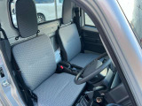 運転席はくつろぎのプライベート空間! 車内をクリーニングしてお待ちしております!