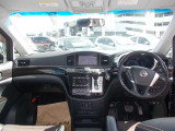 フロントガラスも大きく、開放感があり明るい運転席です♪