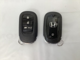 スマートキーを装備しています。鍵を差し込むことなくドアロックの開け閉めと、スタートボタン操作でのエンジンスタートができます。ボタン操作でトランクが開けられる電動テールゲートのボタンもついています。
