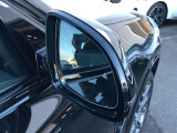 追い越し車線上を急接近してくる車両を認識してミラー内側に組み込まれたインジケータを点滅させドライバーに警告します。注意喚起に気づかず、ドライバーがそのまま車線を越えた場合には車線維持をサポートします。
