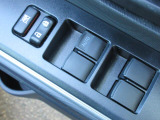 パワーウィンドウは運転席のスイッチのみオート機能も装備されております。ウィンドウロックも装備されているので、お子様と一緒の時も安心ですね。