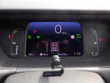 シンプルで見やすいデザインのメーターパネルです。車の情報が表示される大事な場所だからこそ見やすさが大切ですね。