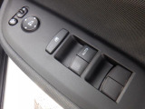 パワーウィンドウは運転席のスイッチのみオート機能も装備!お子様が一緒の時も安心のウィンドウロック付き♪更にドアミラーは電動式の角度調整&格納機能付きなので狭い所で大活躍!