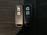 スマートキーを装備しています。鍵を差し込むことなくドアロックの開け閉めと、スタートボタン操作でのエンジンスタートができます。スペアキーも同じものを用意しております。