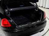 トランクはオートゲート機能。荷室は十分なスペースを確保