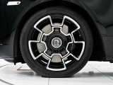 Black Badge専用ホイール。リムはカーボン製で軽量化にも貢献。21 カーボン・コンピジット・ホイール