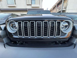 Jeepの象徴7スロットグリルがインパクトあります。フロントにも障害物センサーを標準装備しております。