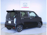 クリアレンズのLEDリアコンビネーションランプとテールゲートスポイラーがスタイリッシュに演出