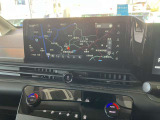 12.3インチワイドディスプレイを採用。情報を同時に表示できる3分割画面も可能。NissanConnect サービスの多様なコンテンツで、セレナと過ごす毎日に驚きと発見を提供