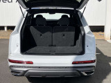 開口部が低く設定されているので、荷物の積み下ろしがスムーズに行えます。更に分割可倒式リアシートの採用でシートのバックレストを倒すと、大きく長い荷物も積み込めます。