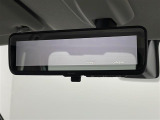 【デジタルルームミラー】車両後方カメラの映像をルームミラーに映すことが出来ます。 そのため、後席に人や荷物があって後方が見えづらい場合でもしっかり視界を確保することが出来ます。