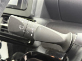 【オートワイパー(AUTO)】雨が降り出した時に、雨滴検出用センサー(レインセンサー)が雨滴を感知すると、自動でワイパーが動作します。