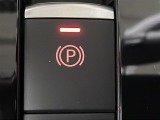 【電動パーキングブレーキ】パーキングブレーキを指先だけで操作可能です!力の弱い人にも安心してブレーキをかけていただけます!