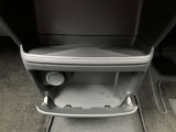 運転席と助手席の間に小物置きがあります(^^)/ 電源ソケットもあるのでドライブ中のスマホ充電もバッチリ☆