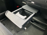 引き出し式の便利なドリンクホルダー♪ 車名にちなんで桜模様があしらわれています(*'ω'*)