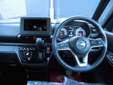 スッキリとした運転席回りになっています。