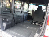 『1台』のお車に対して、3名体制で日々議論を重ね仕入れを行っております。