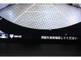 バックをするとき自動でリアの様子が映る『リアカメラ』付き!ナビ画面で確認しながらバックができ、ガイドラインで距離感がつかめるので後ろの壁も安心ですね。でも、周りへの目視も忘れないでくださいね!