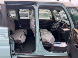 運転席はくつろぎのプライベート空間! 車内をクリーニングしてお待ちしております!