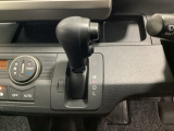 CVT車のセレクトレバーです。低速から高速まで、変速ショックのないスムーズな走りを実現するとともに、エンジン効率のよい領域を維持することで燃費にも貢献します。