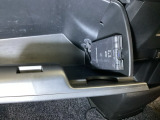 グローブBOX内のカードの取り出しもしやすい場所にETCがついています。高速道路の料金所の通過もラクラクです!。