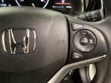 ハンドルにHondaセンシング系のクルーズコントロールやレーンキープアシストなどの操作スイッチが装備されています。ハンドルから手を離さず安全に操作できます。