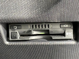 【ETC】有料道路を利用する際に料金所で停止することなく通過できる、ETC車載器(ノンストップ自動料金収受システム機器)が装備されています。セットアップを行うことで利用可能になります。
