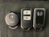 スマートキーを装備しています。鍵を差し込むことなくドアロックの開け閉めと、スタートボタン操作でのエンジンスタートができます。加えて、純正リモコンエンジンスターター用の操作キーもついています。