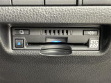 【純正ビルトインETC2.0(DSRC/ITSスポット)】ETCカードを挿入すれば料金所はノンストップで通過できます。ETC限定の割引や、高速道路の情報提供サービスを利用できます。