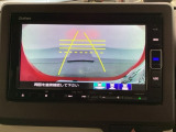 バックでの車庫入れも安心です! リアカメラが付いているバックモニター付のナビを装備しております。操作線もついており距離感も画面から確認できます。