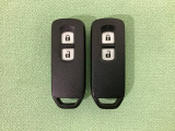 スマートキーを装備しています。鍵を差し込むことなくドアロックの開け閉めと、スタートボタン操作でのエンジンスタートができます。スペアキーも同じものを用意しております。