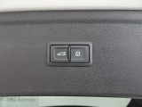 両手がふさがるほどの荷物があるとき、とても便利なオートマチックテールゲートが装備されております。