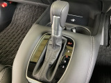 CVT車のセレクトレバーです。低速から高速まで、変速ショックのないスムーズな走りと、エンジン効率のよい領域を維持して燃費にも貢献します。サイドブレーキはスイッチ操作の電子制御パーキングブレーキです。