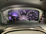 ホンダセンシングの表示画面を併せ持つ右側の大型スピードメーターに加え、ステアリングスイッチを使って左側のタコメーター内でオーディオの表示や、燃費などの情報が見れるようになっています。